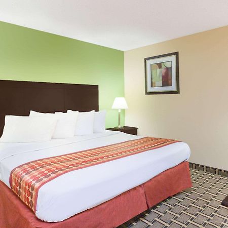 Days Inn & Suites By Wyndham Madison Heights Mi Buitenkant foto