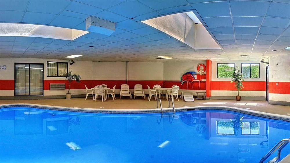 Days Inn & Suites By Wyndham Madison Heights Mi Buitenkant foto