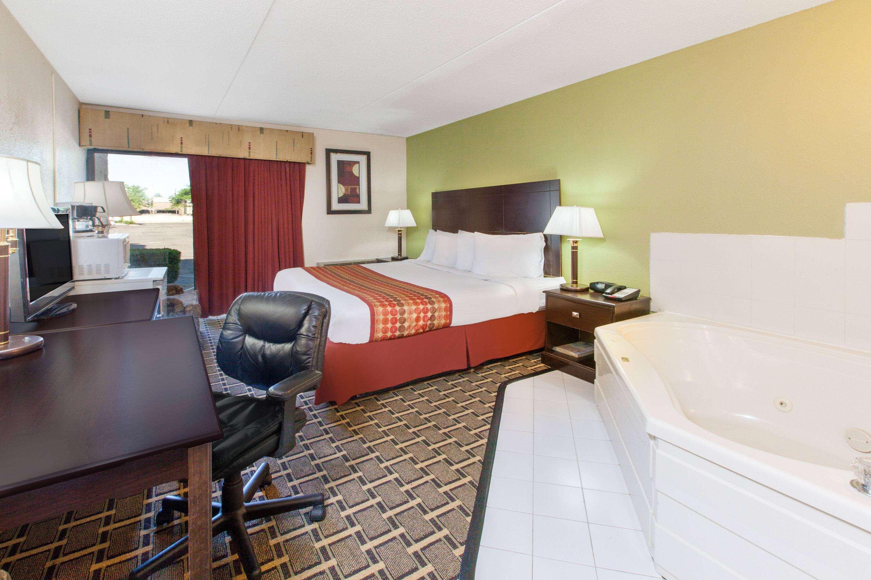 Days Inn & Suites By Wyndham Madison Heights Mi Buitenkant foto