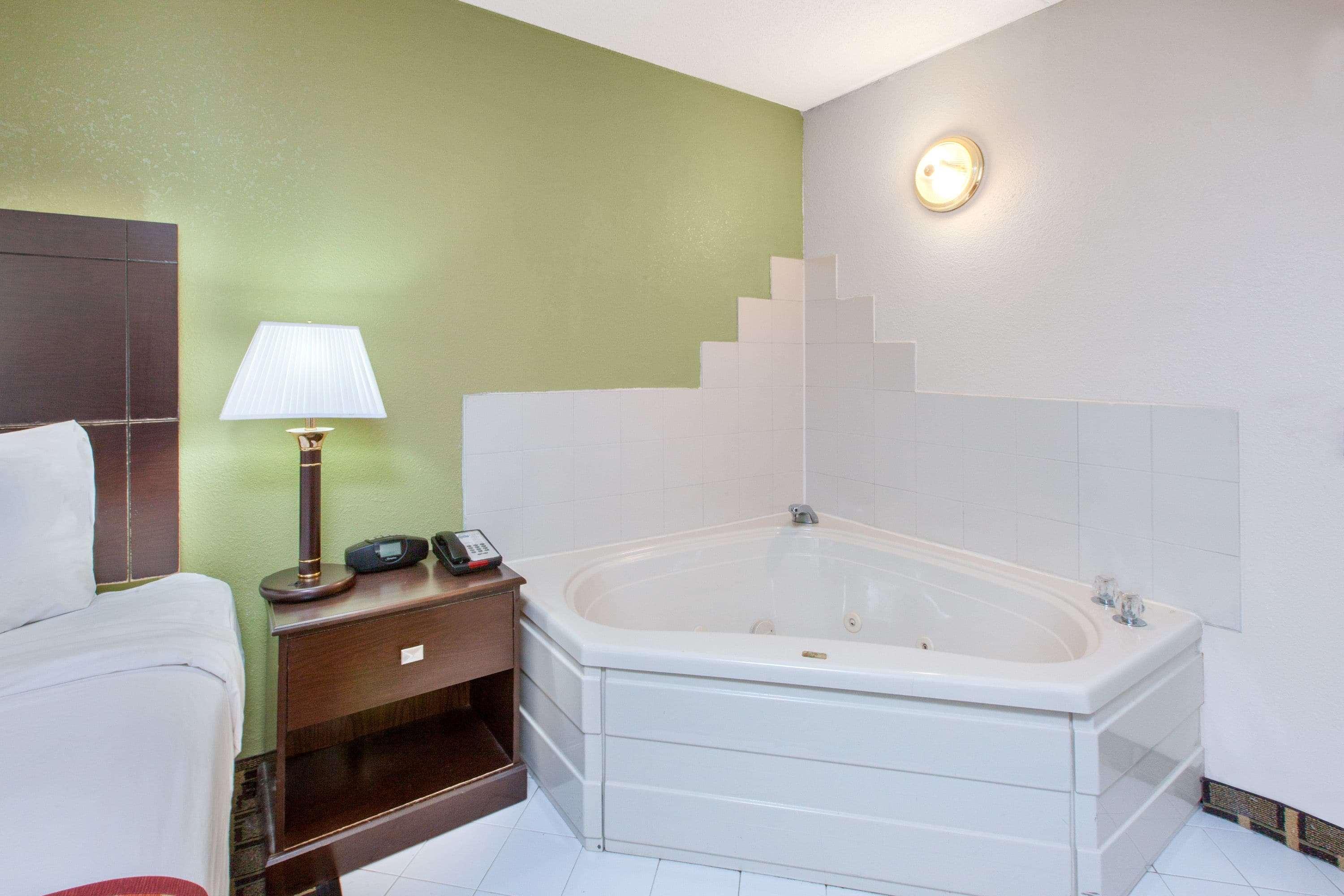 Days Inn & Suites By Wyndham Madison Heights Mi Buitenkant foto