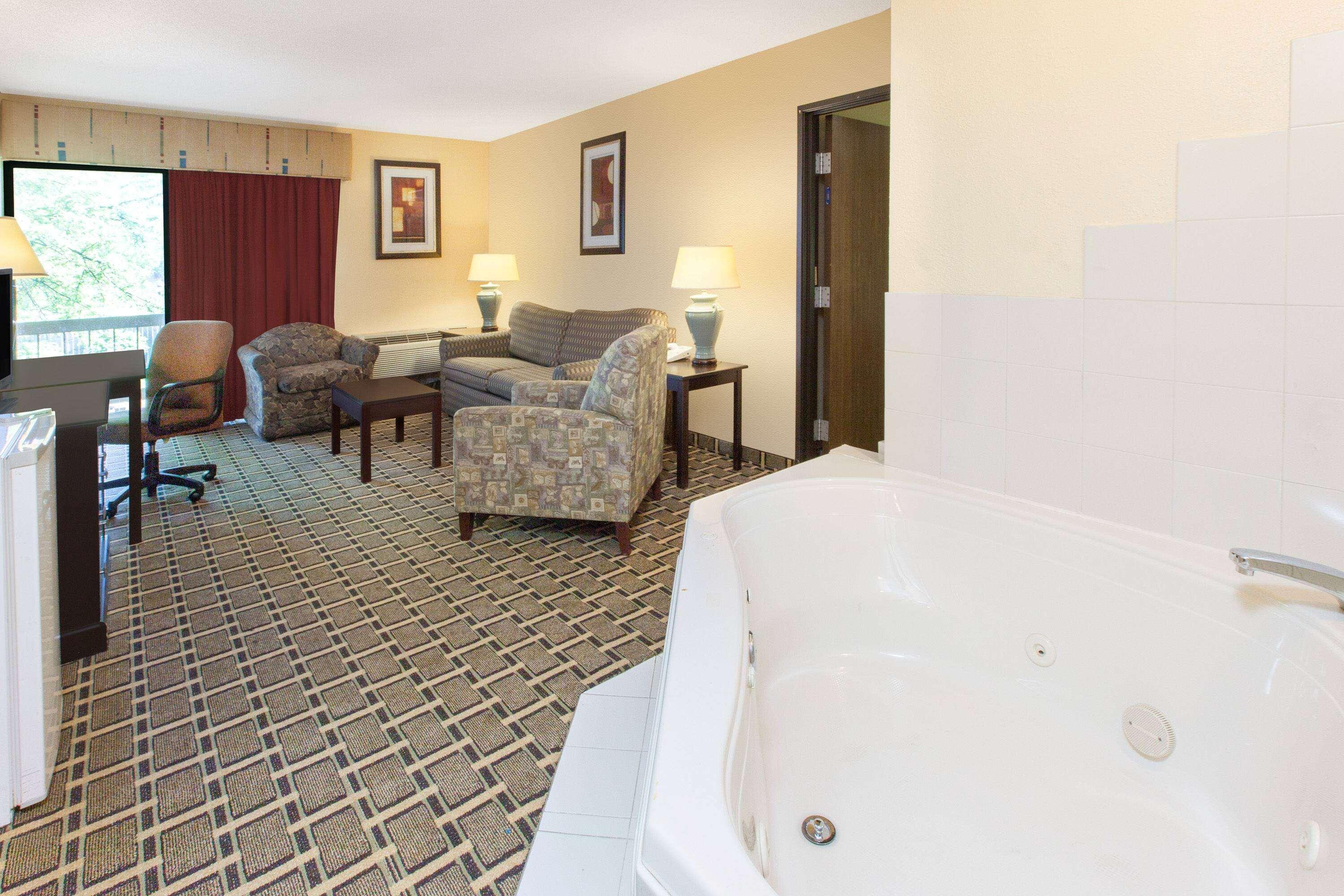 Days Inn & Suites By Wyndham Madison Heights Mi Buitenkant foto