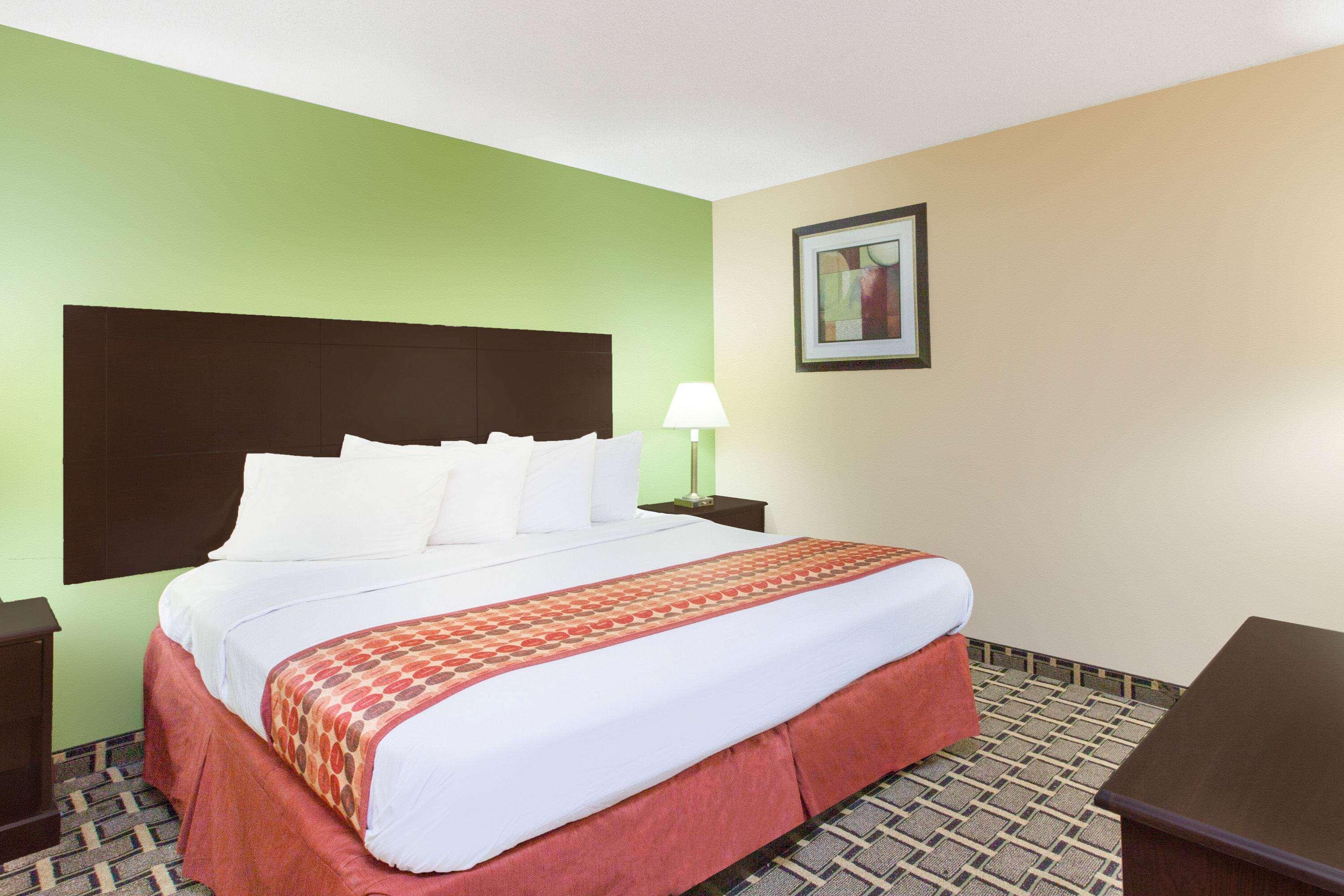 Days Inn & Suites By Wyndham Madison Heights Mi Buitenkant foto