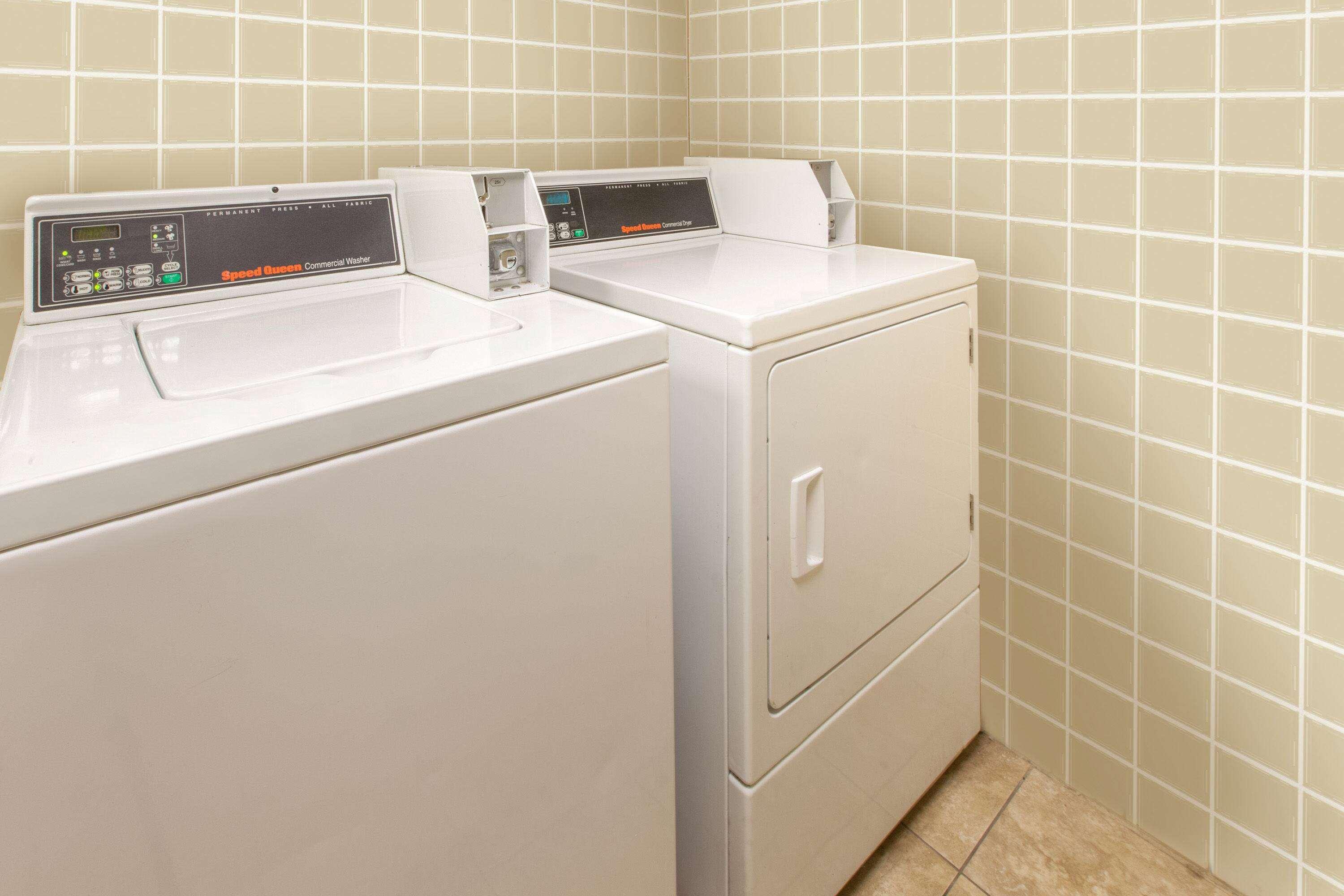 Days Inn & Suites By Wyndham Madison Heights Mi Buitenkant foto