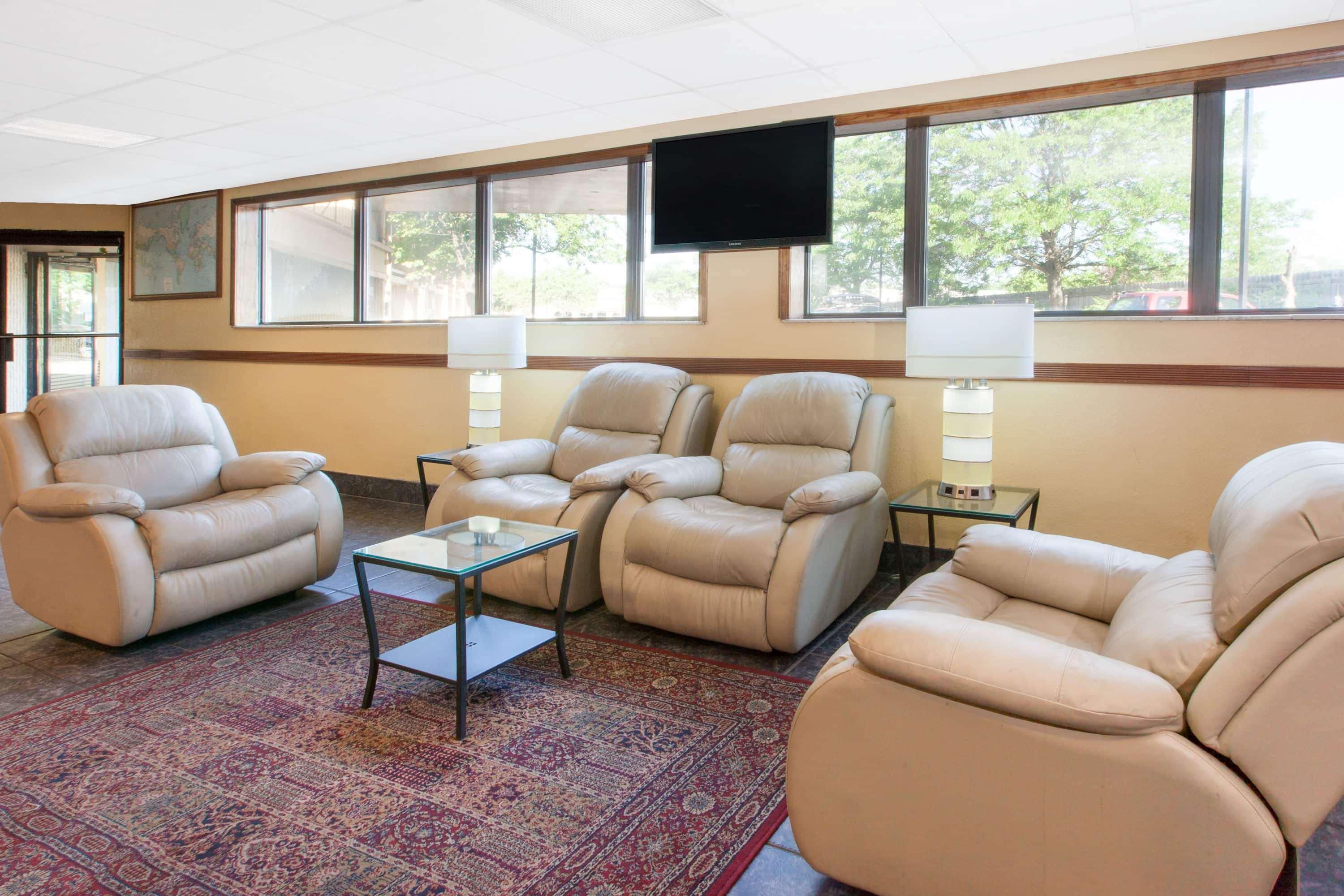 Days Inn & Suites By Wyndham Madison Heights Mi Buitenkant foto