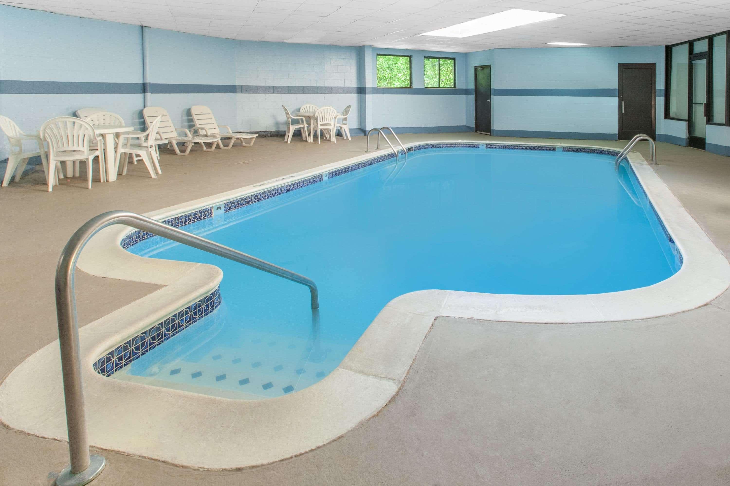 Days Inn & Suites By Wyndham Madison Heights Mi Buitenkant foto