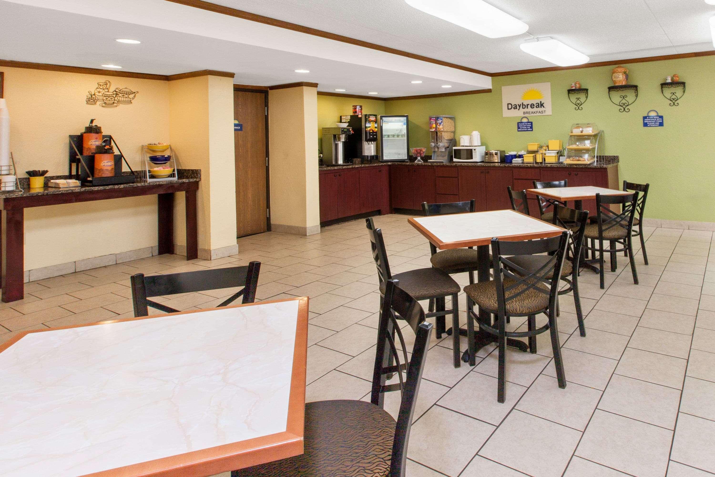 Days Inn & Suites By Wyndham Madison Heights Mi Buitenkant foto