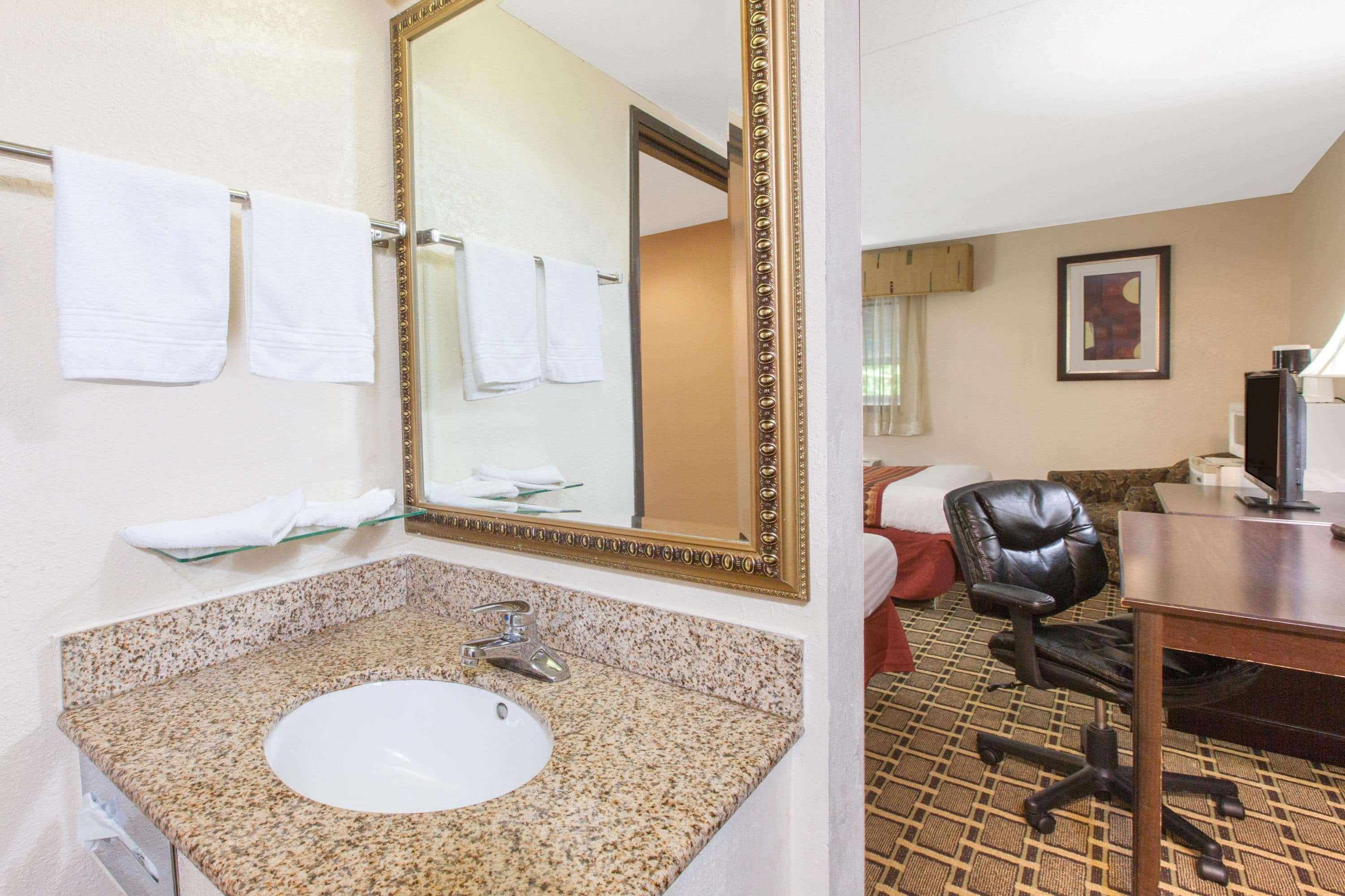 Days Inn & Suites By Wyndham Madison Heights Mi Buitenkant foto