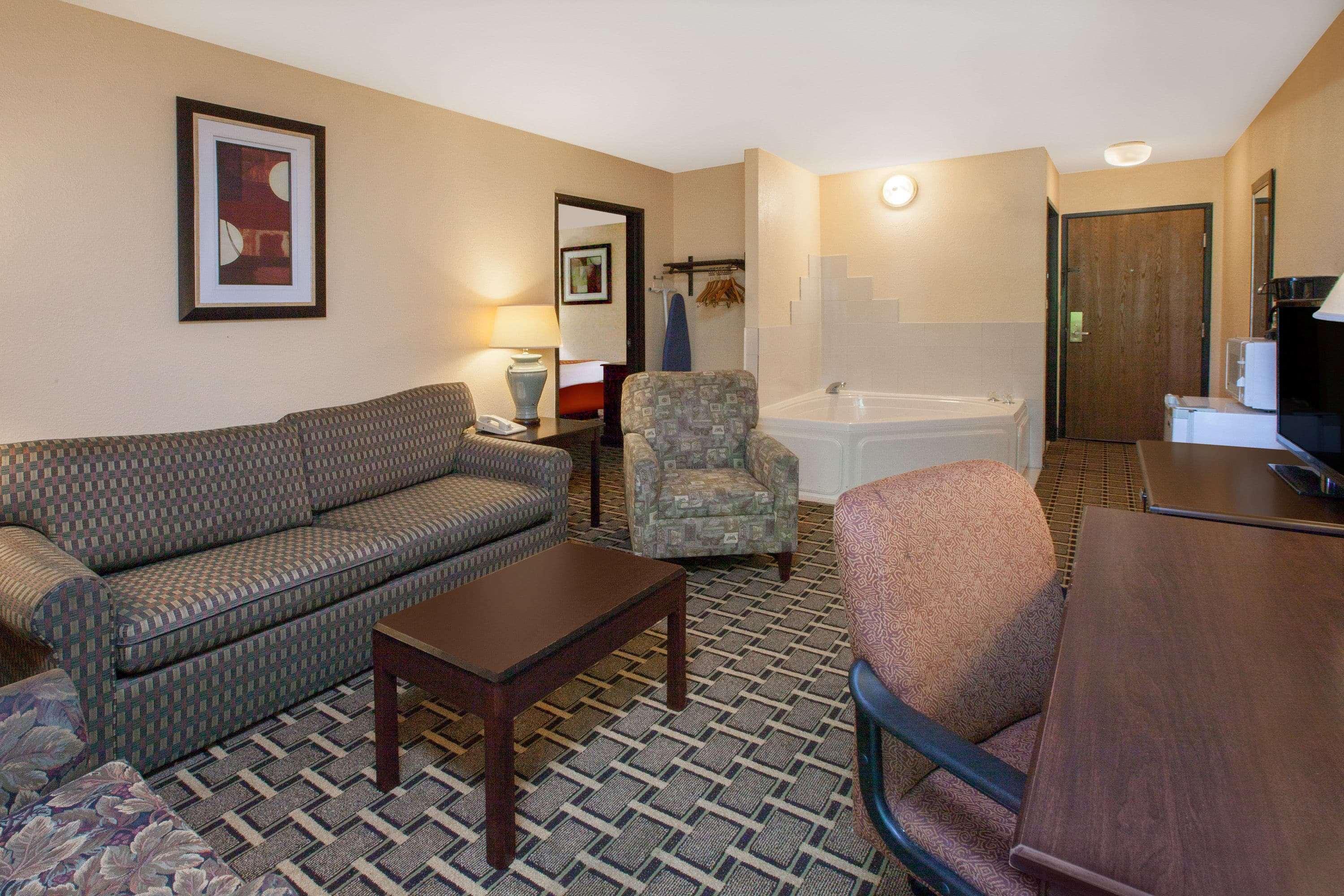 Days Inn & Suites By Wyndham Madison Heights Mi Buitenkant foto