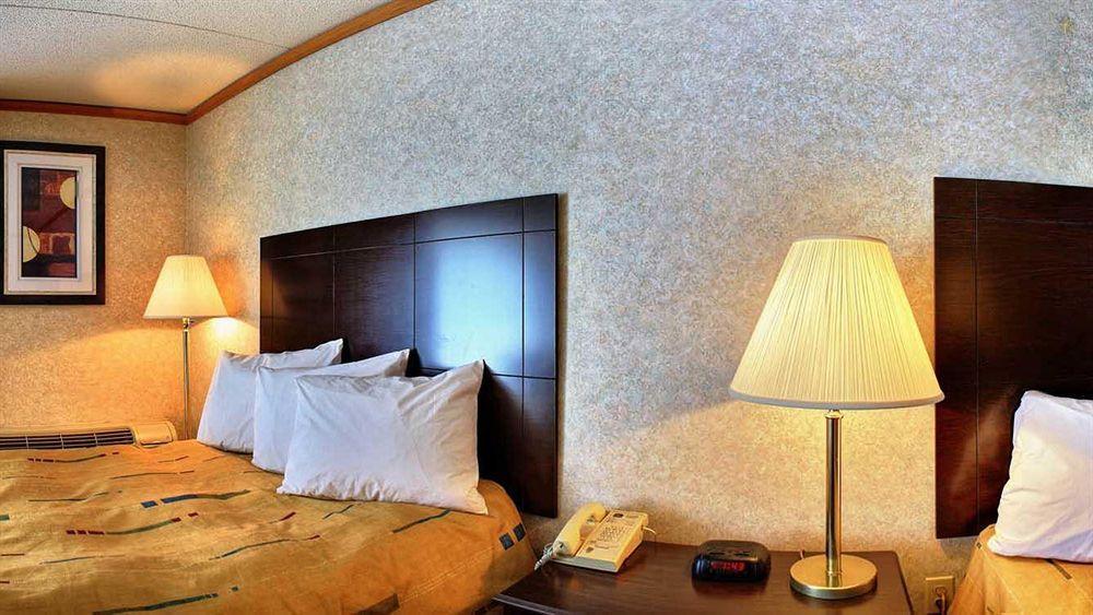 Days Inn & Suites By Wyndham Madison Heights Mi Buitenkant foto