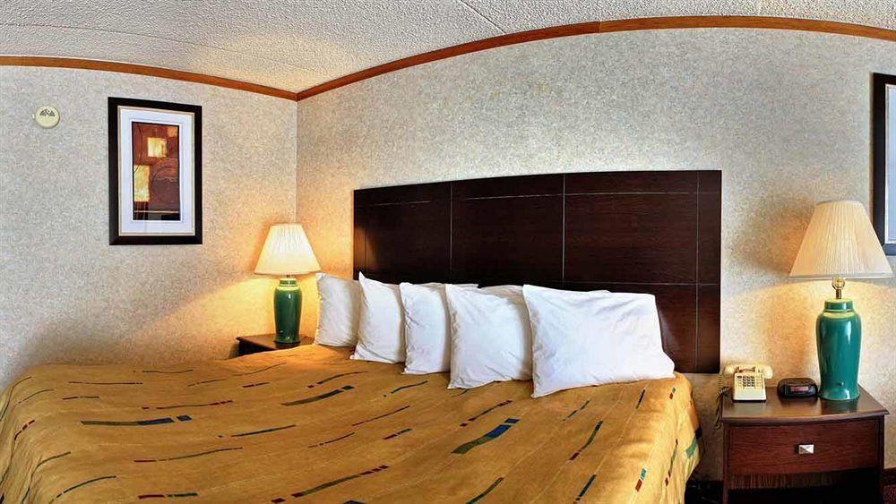 Days Inn & Suites By Wyndham Madison Heights Mi Buitenkant foto