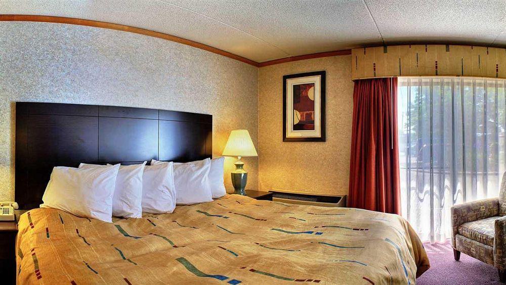 Days Inn & Suites By Wyndham Madison Heights Mi Buitenkant foto