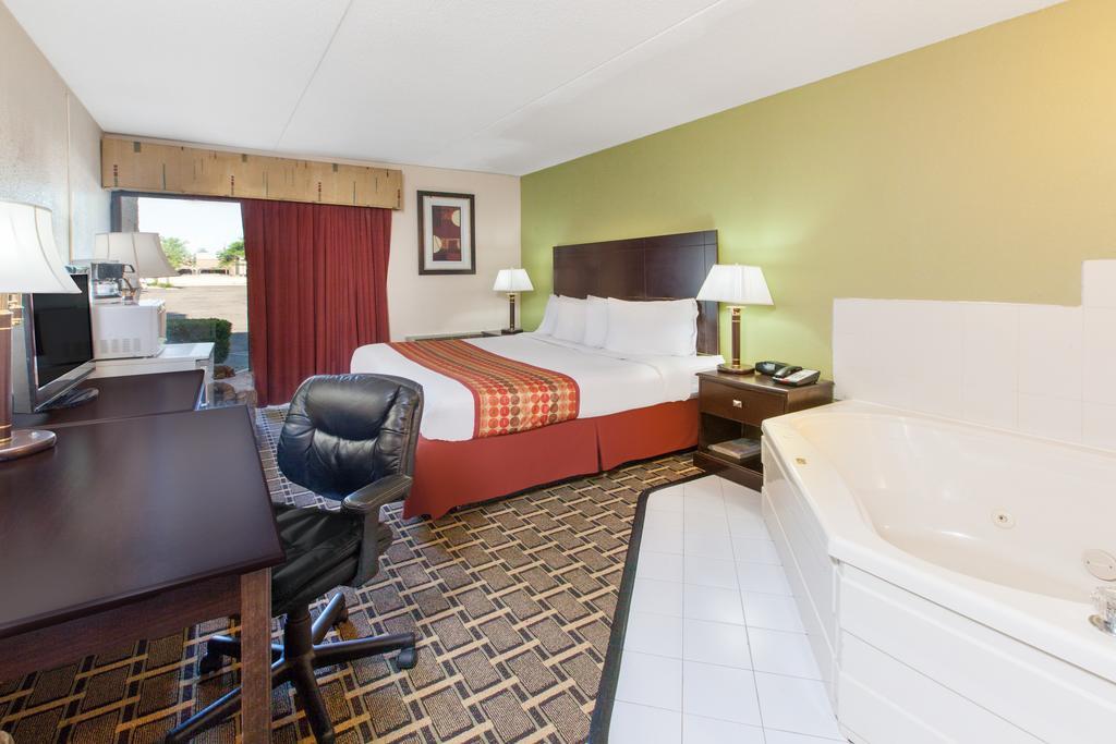 Days Inn & Suites By Wyndham Madison Heights Mi Buitenkant foto