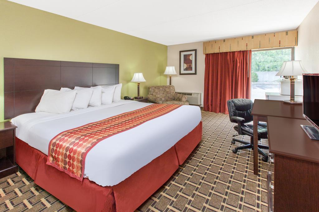 Days Inn & Suites By Wyndham Madison Heights Mi Buitenkant foto