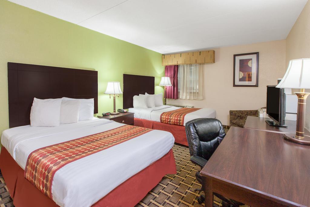 Days Inn & Suites By Wyndham Madison Heights Mi Buitenkant foto