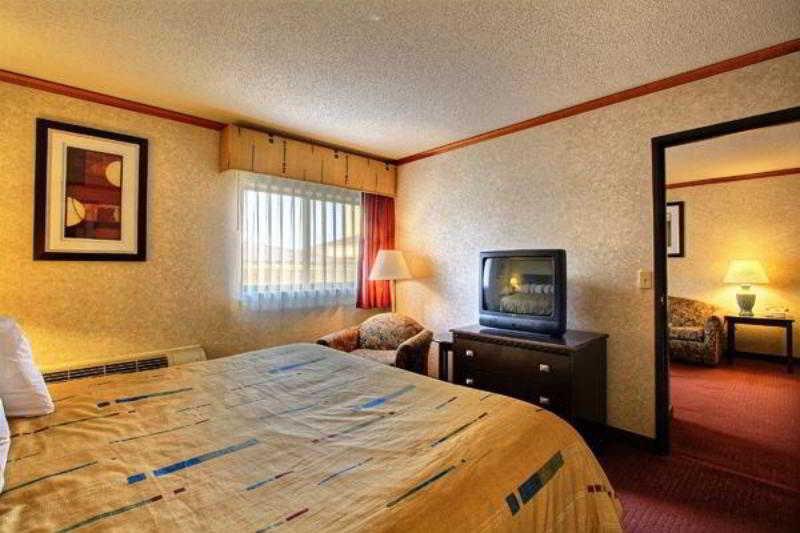 Days Inn & Suites By Wyndham Madison Heights Mi Buitenkant foto