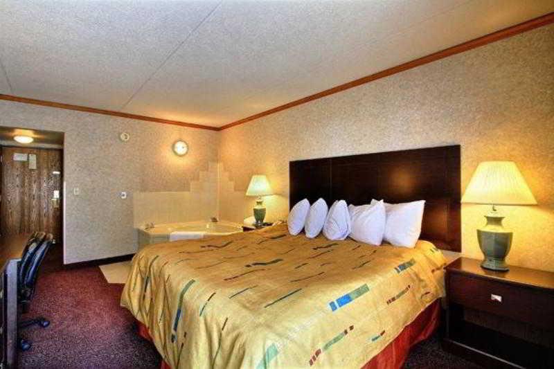 Days Inn & Suites By Wyndham Madison Heights Mi Buitenkant foto