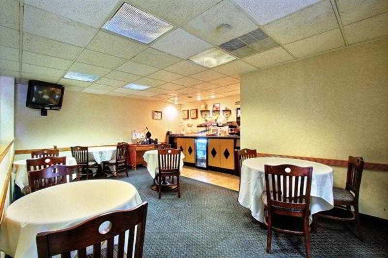 Days Inn & Suites By Wyndham Madison Heights Mi Buitenkant foto