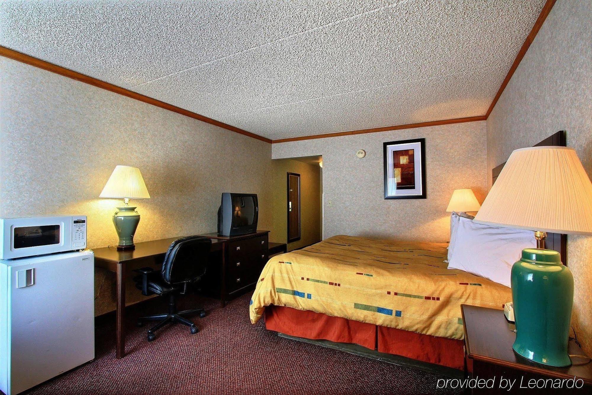 Days Inn & Suites By Wyndham Madison Heights Mi Buitenkant foto