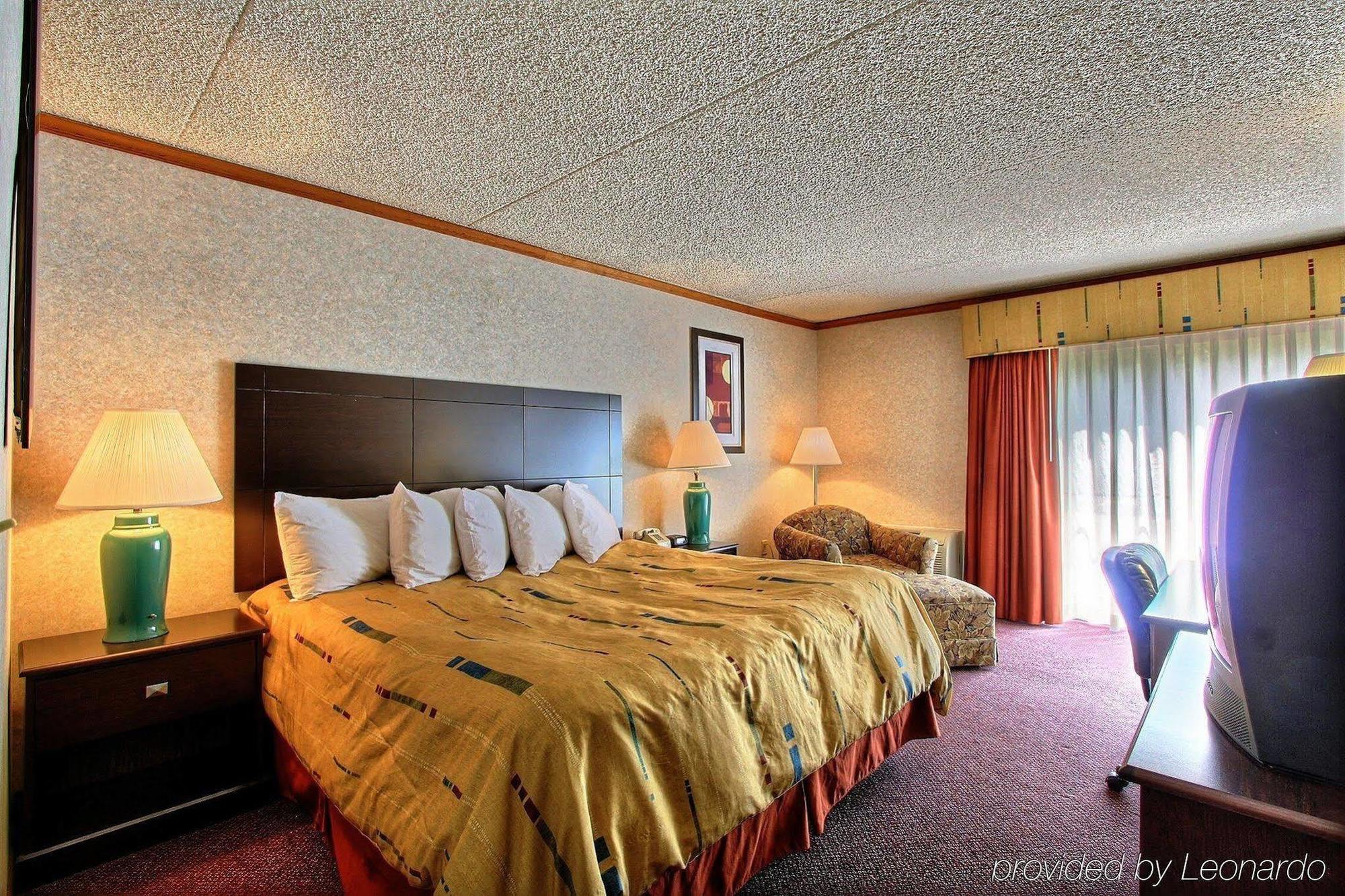 Days Inn & Suites By Wyndham Madison Heights Mi Buitenkant foto