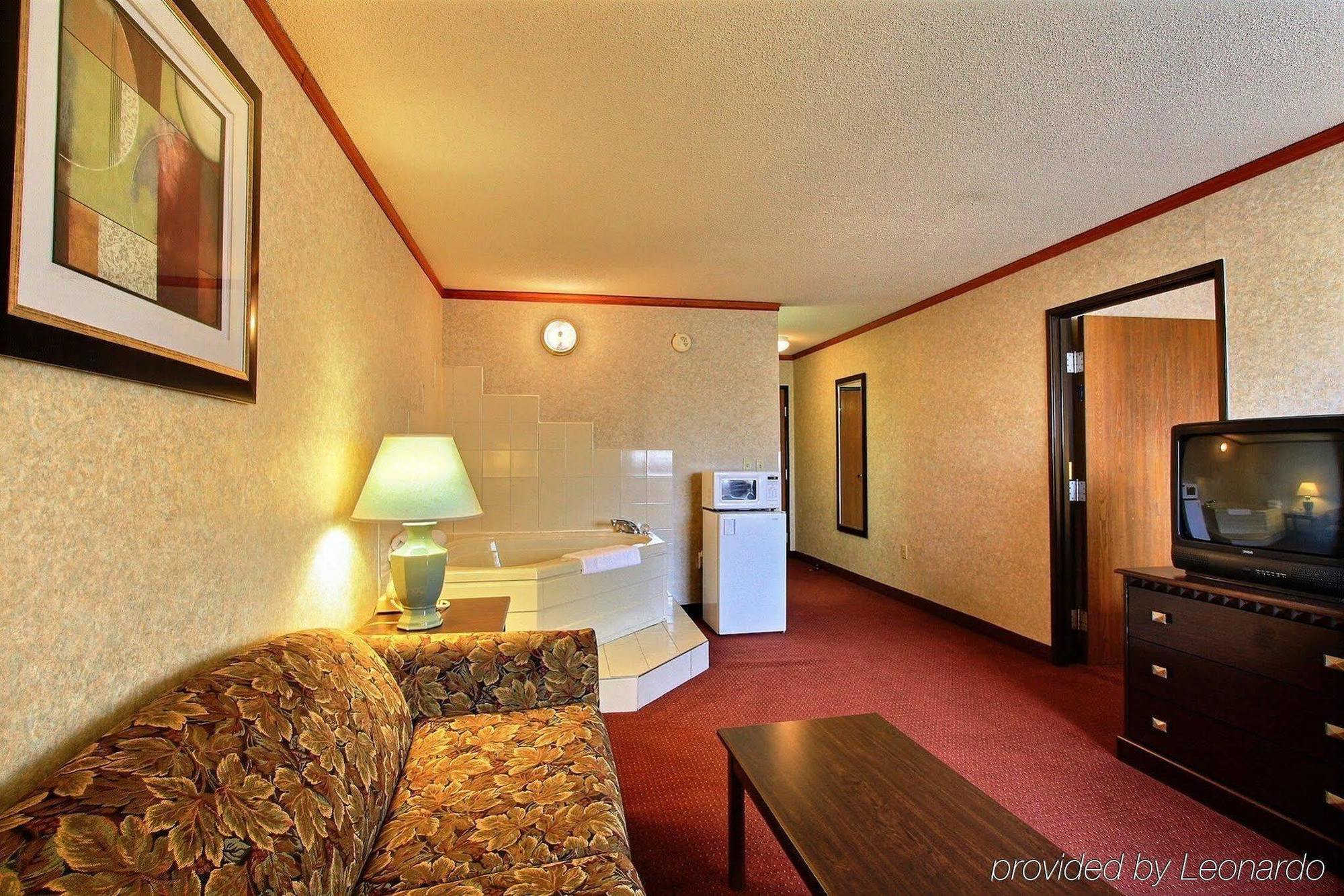 Days Inn & Suites By Wyndham Madison Heights Mi Buitenkant foto