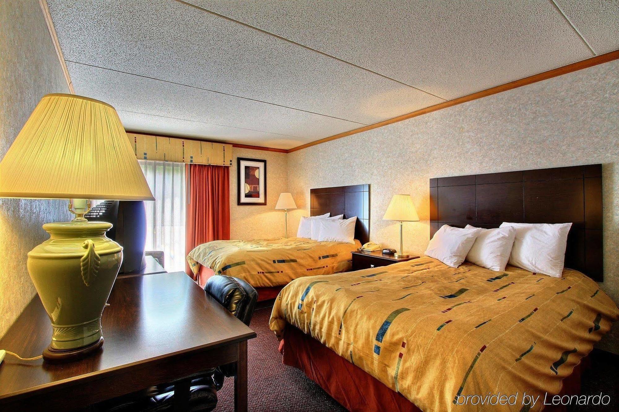 Days Inn & Suites By Wyndham Madison Heights Mi Buitenkant foto