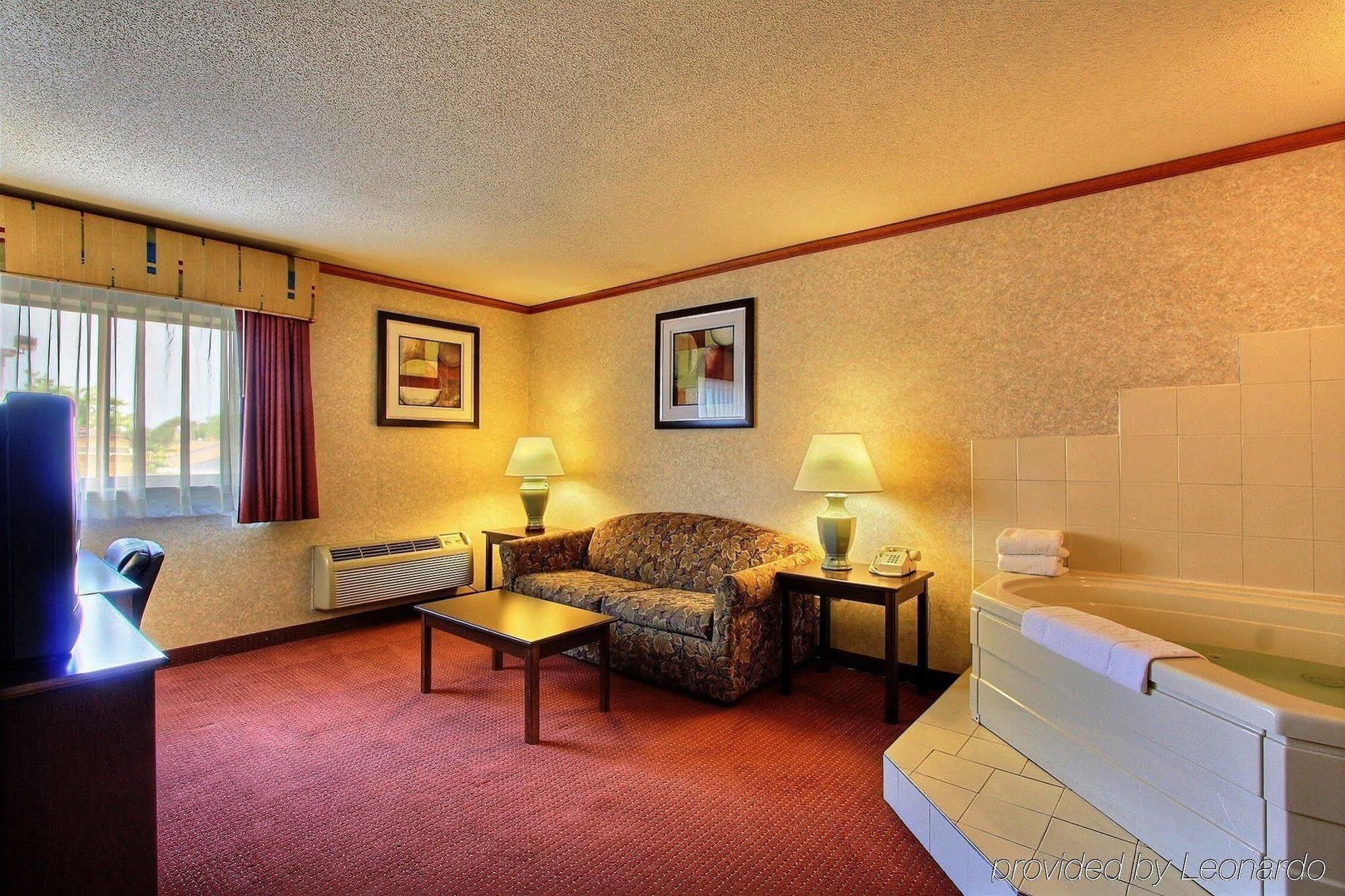 Days Inn & Suites By Wyndham Madison Heights Mi Buitenkant foto