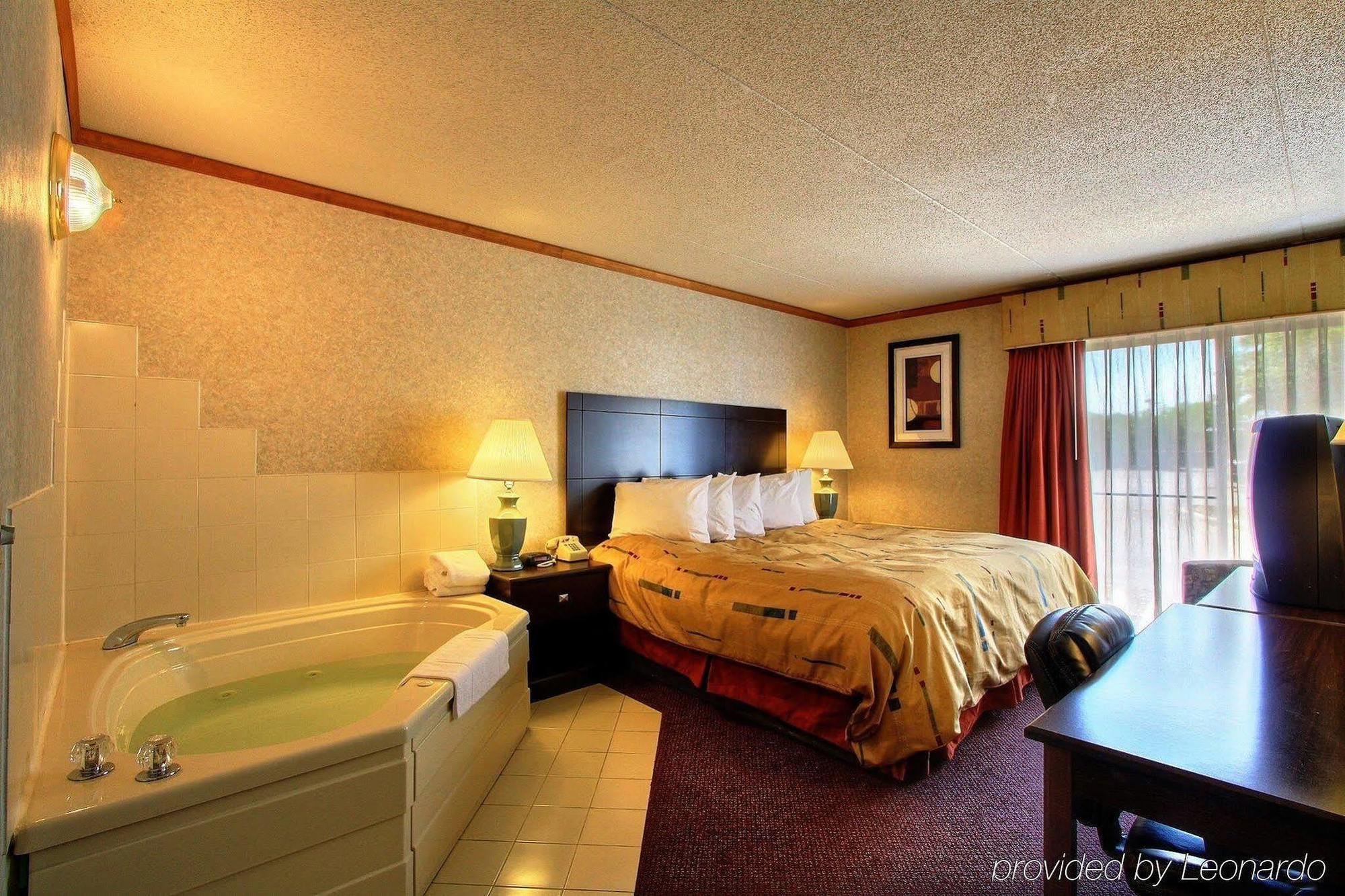 Days Inn & Suites By Wyndham Madison Heights Mi Buitenkant foto